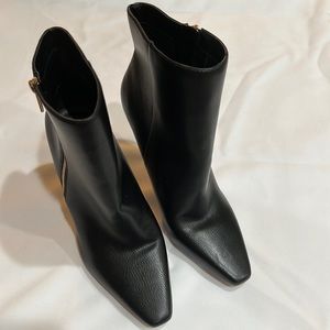 Jessica Simpson black leather zip boots size: 10